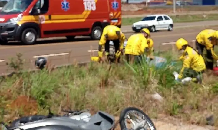 Motociclista fica ferido após bater na traseira de caminhão em Campos Novos