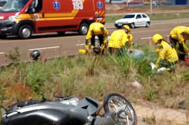 Motociclista fica ferido após bater na traseira de caminhão em Campos Novos