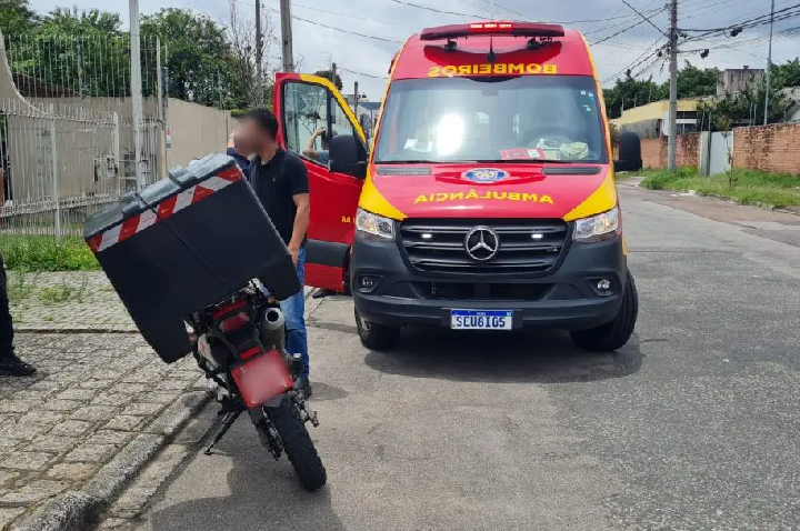 Motociclista fica ferido após fio derrubado por caminhão se enroscar no pescoço dele em Curitiba