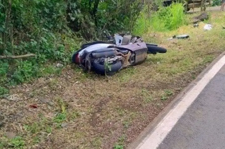 Motociclista morre em colisão com caminhão de leite no Oeste