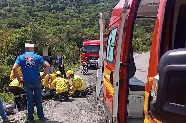 Motociclista perde o controle em curva e cai em ribanceira de aproximadamente 10 metros de altura