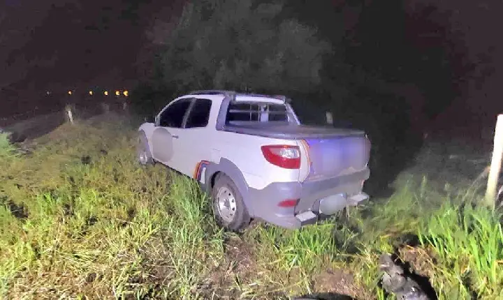 Motorista dorme ao volante e utilitário sai da pista na SC-150