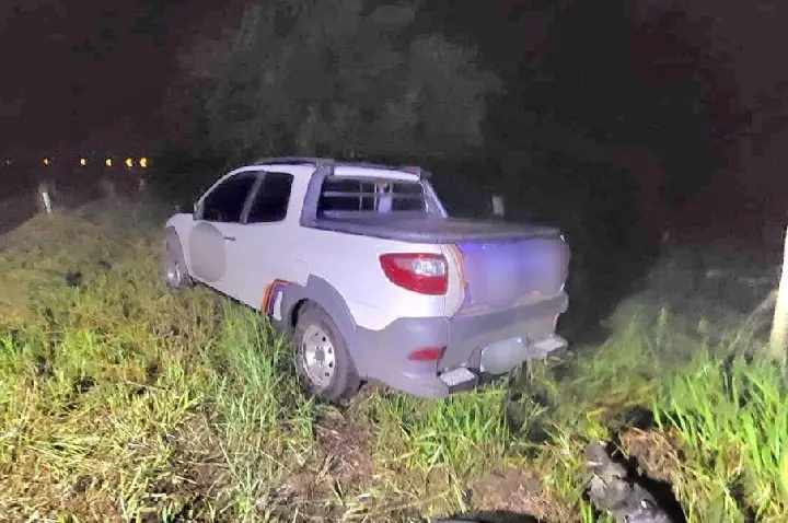 Motorista dorme ao volante e utilitário sai da pista na SC-150