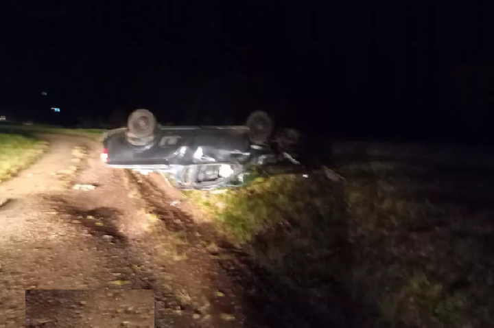 Motorista é ejetado do carro após capotar na BR-282