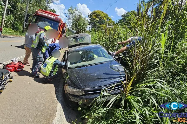 Motorista é socorrido pelos Bombeiros após acidente na SC-150, em Ouro