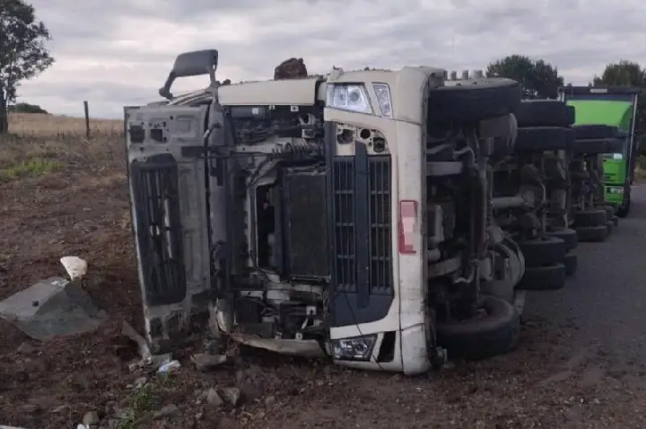 Motorista fica ferido após carreta tombar contra barranco na SC-120