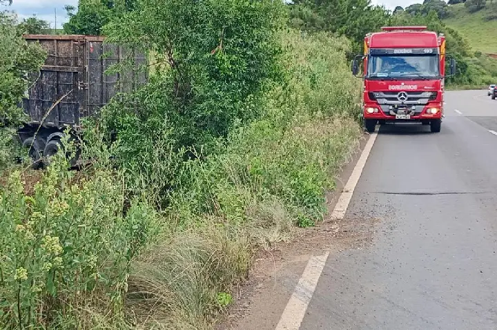 Motorista fica ferido em saída de pista de carreta na BR-470