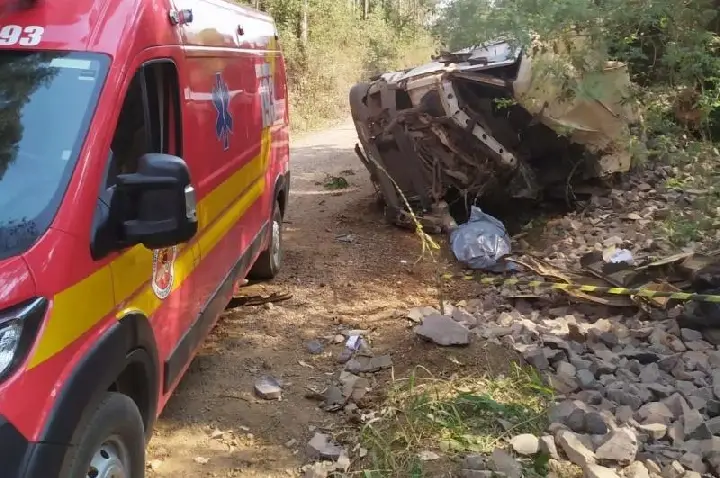 Motorista morre após caminhão tombar no interior de Joaçaba