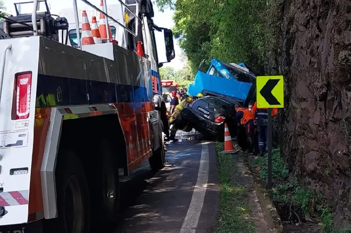 Motorista morre após colisão com caminhão-caçamba, na ERS-122, em Farroupilha