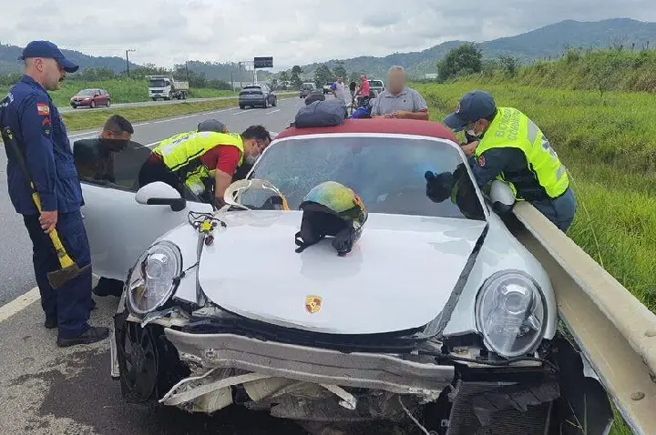 Motorista perde controle do carro, bate Porsche de R$ 1 milhão na BR-470 e vai parar no hospital