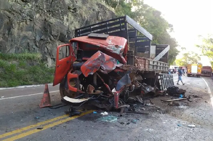 Motorista tem perna parcialmente amputada após colisão entre caminhão e carreta na BR-282.