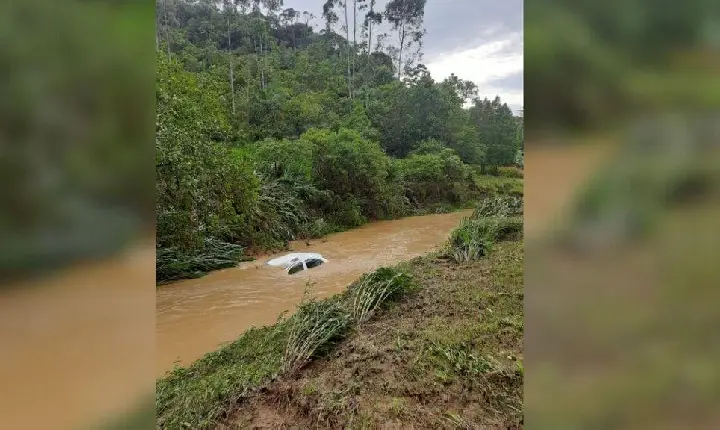 Mulher morre afogada após carro cair em ribeirão e ser arrastado pela correnteza em SC