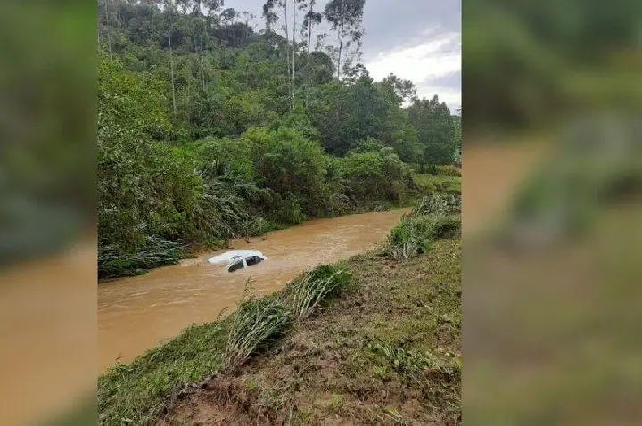 Mulher morre afogada após carro cair em ribeirão e ser arrastado pela correnteza em SC