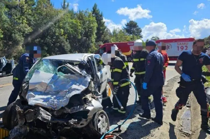 Mulher morre em batida frontal na BR-282