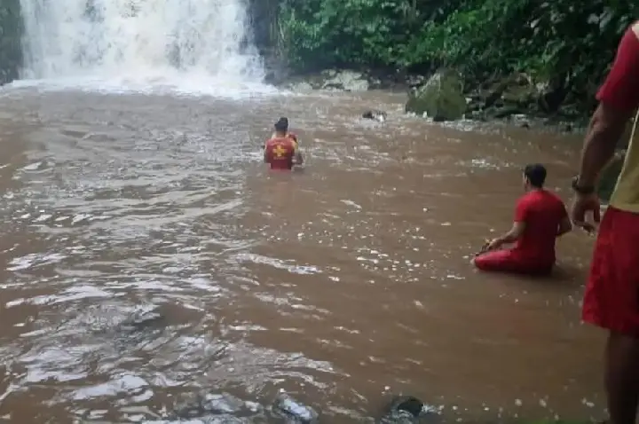 Namorado e padrasto morrem ao tentar salvar jovem que caiu em cachoeira no Paraná