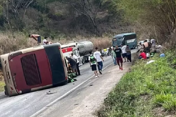 Ônibus de excursão com estudantes tomba na BR-418 e vítimas sofrem amputações traumáticas