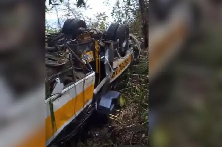 Ônibus escolar cai em ribanceira e 17 pessoas morrem em acidente na Serra da Barriga em Alagoas