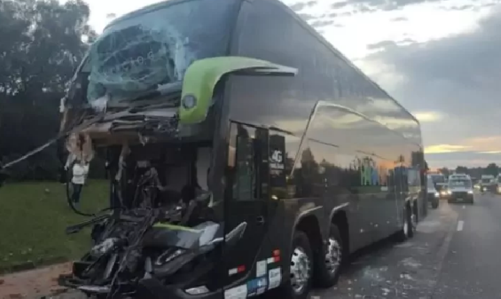 Ônibus que saiu de SC se envolve em acidente e motorista morre no RS