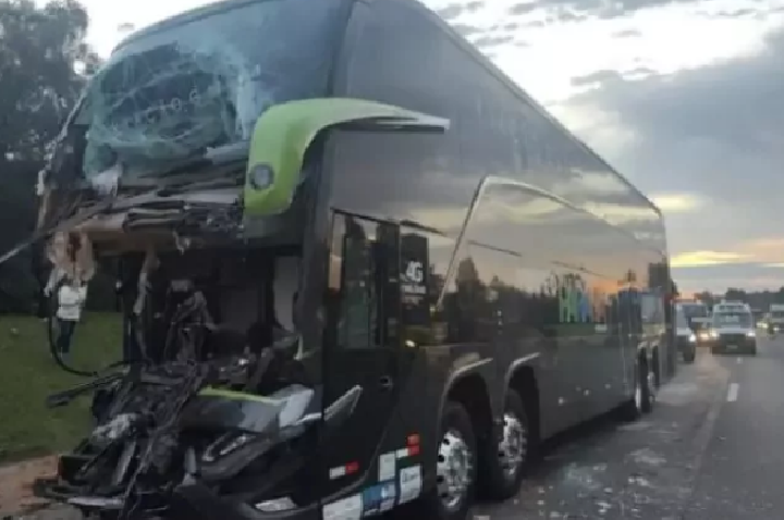 Ônibus que saiu de SC se envolve em acidente e motorista morre no RS