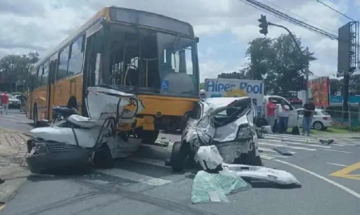 Ônibus sem freio “esmaga” carros na sinaleira e deixa 1 morto e 9 feridos em Curitiba