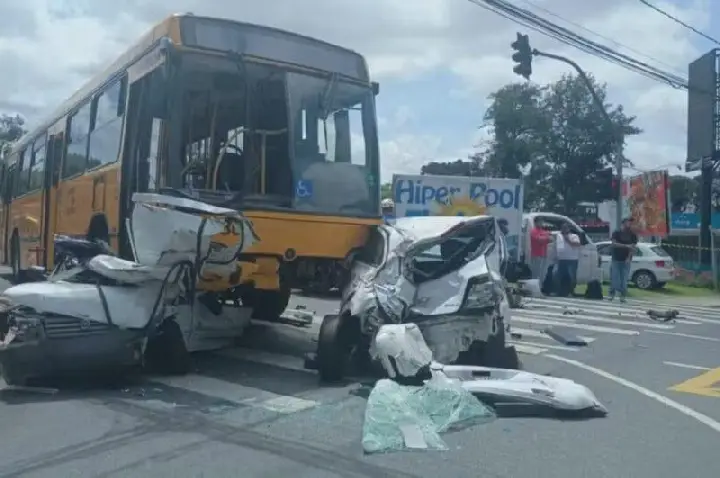 Ônibus sem freio “esmaga” carros na sinaleira e deixa 1 morto e 9 feridos em Curitiba