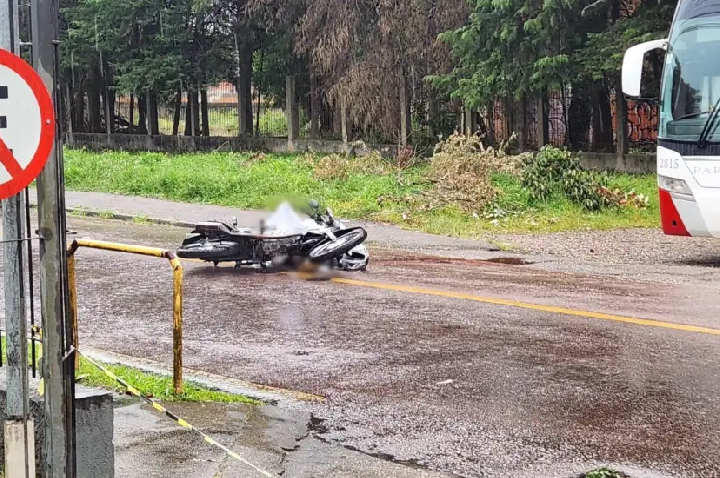 Piloto morre e garupa de 12 anos fica em estado grave após carro “passar por cima” de moto na CIC