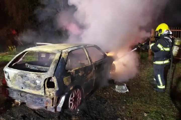 Polícia Militar encontra carro em chamas no acesso de Herval