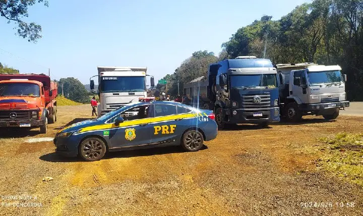 PRF flagra quatro caminhões com 32 toneladas de excesso e recolhe veículos na BR-282