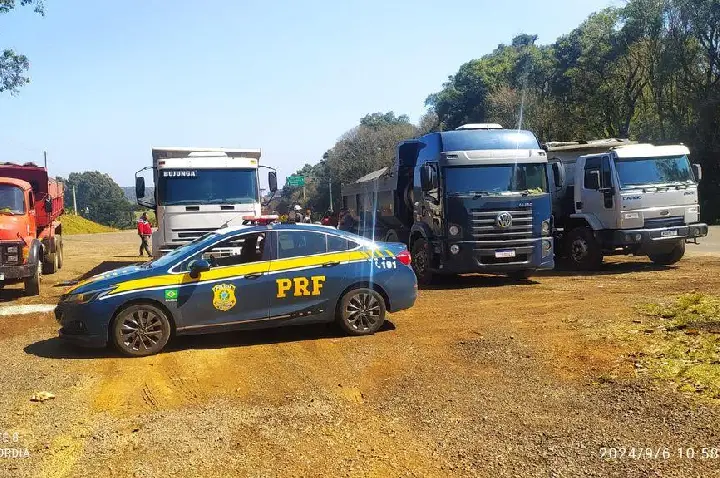 PRF flagra quatro caminhões com 32 toneladas de excesso e recolhe veículos na BR-282