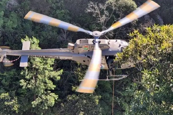 Resgate aéreo salva canoísta após queda de 10 metros na Garganta do Diabo