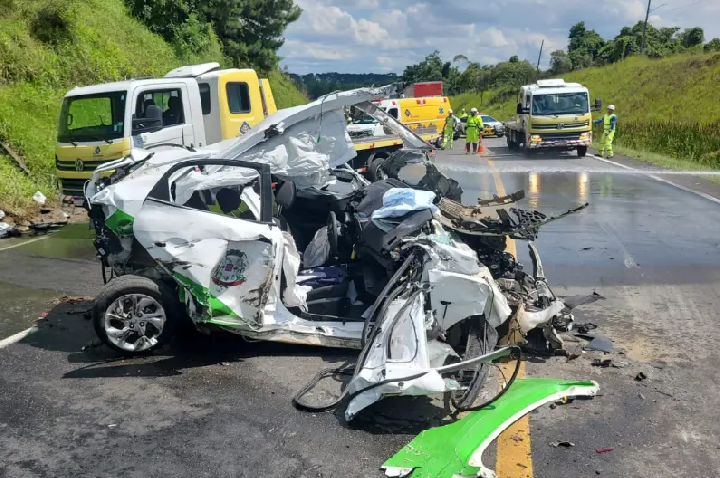 Servidora da prefeitura fica em estado grave ao bater carro contra caminhão: “Isso é Contorno Morte”, diz testemunha