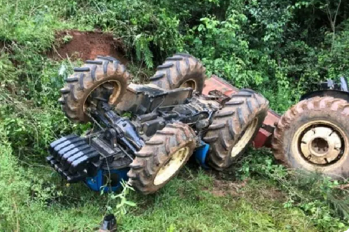 Trator vira e idoso de 70 anos luta para sobreviver em SC