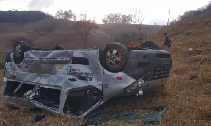 Van capota a caminho de velório e deixa dois mortos e 14 feridos