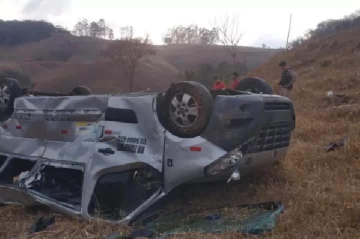 Van capota a caminho de velório e deixa dois mortos e 14 feridos