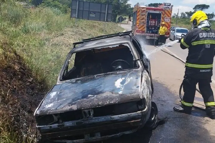 Veículo é destruído por incêndio na BR-470 em Campos Novos.