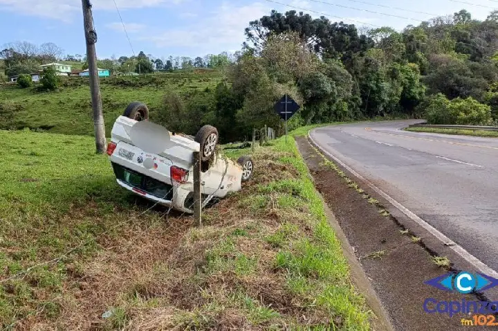 Veículo sai da pista e capota na SC-150, em Lacerdópolis