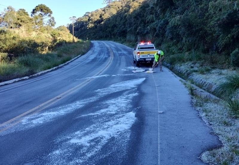Policiais rodoviários aplicam sal para descongelar pista na Serra catarinense.