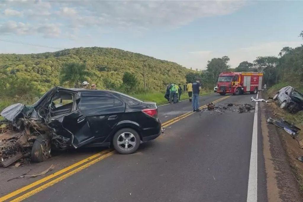 Acidente entre dois carros mata motorista e bebê em rodovia de SC