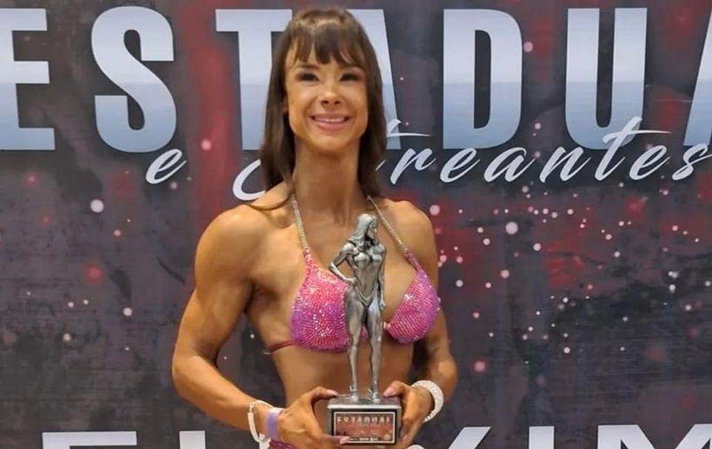 Atleta camponovense Allana Karize conquista troféu e medalha em estreia no fisiculturismo.