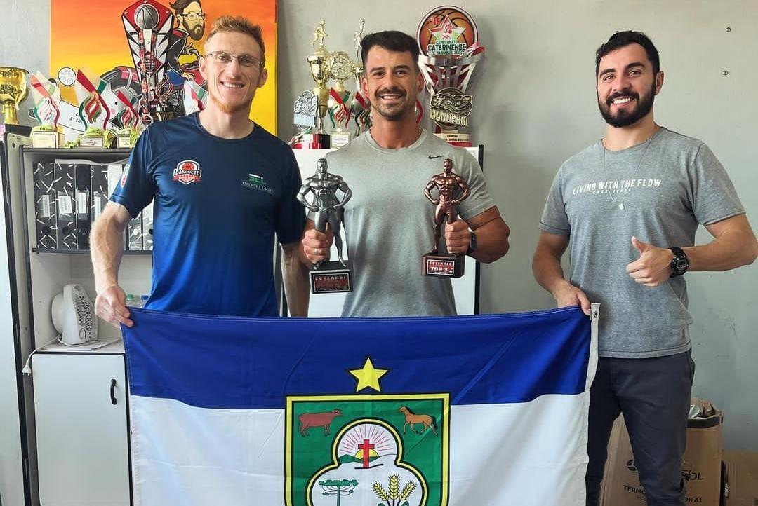 Atleta camponovense Carlos Eduardo Fagundes conquista troféu de fisiculturismo