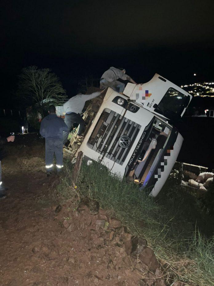 Caminhão carregado com suínos tomba no interior de Alto Bela Vista