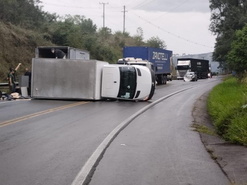 Caminhão tomba após colisão com carro em Ibicaré