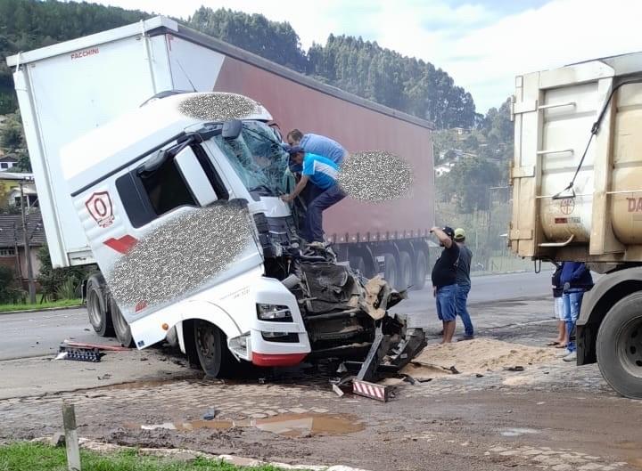 Carreta fica destruída em colisão na BR-282 em Ponte Serrada