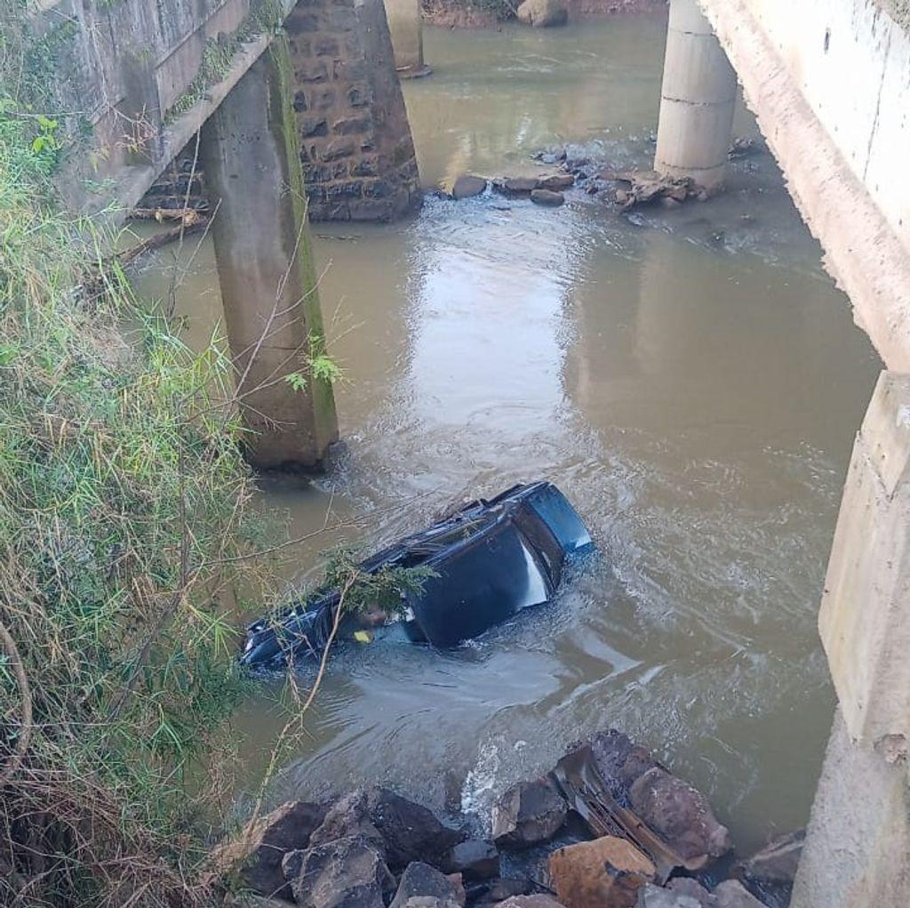 Carro com mulher e criança cai da mesma ponte onde família morreu em Tangará