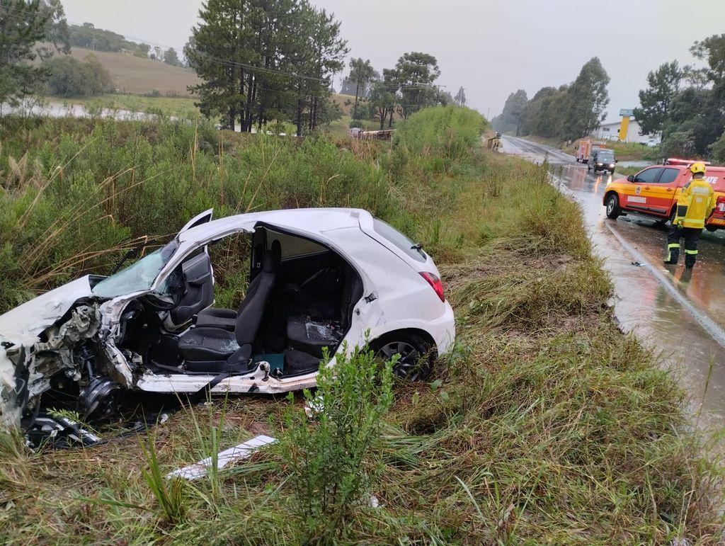 Carro fica destruído após grave colisão com carreta na SC-120