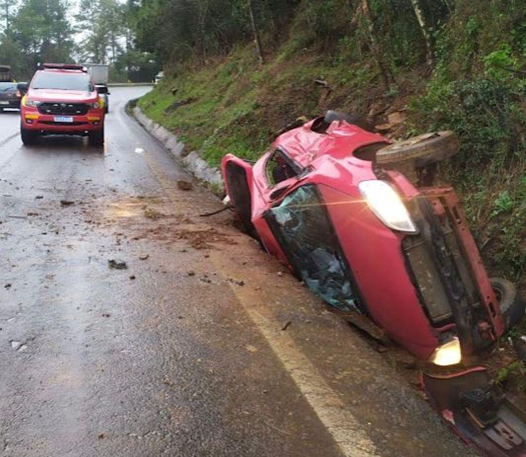 Carro sai da pista e bate em barranco na BR-282, em Catanduvas