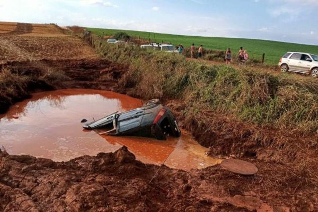 Homem morre após carro cair em fosso de drenagem no Oeste de SC