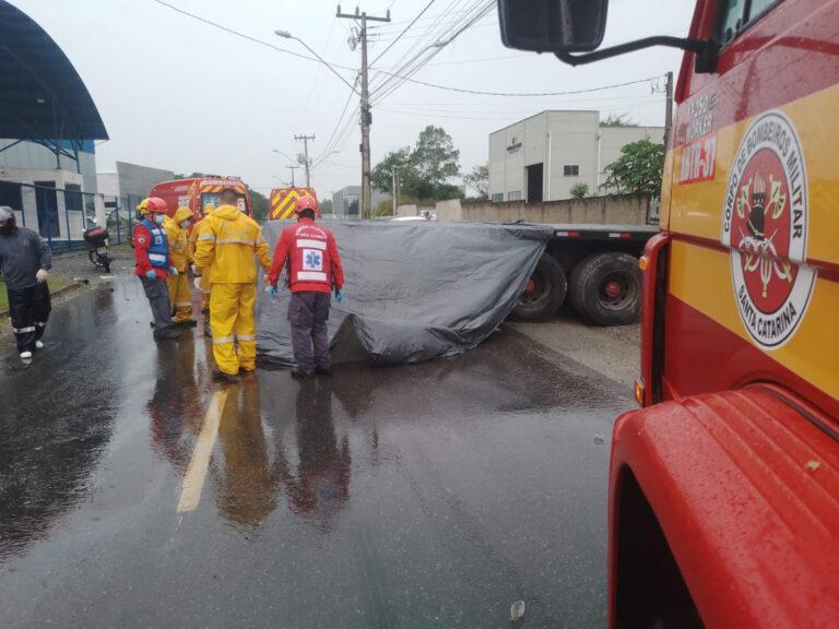 Jovens morrem em grave acidente entre moto e caminhão em SC