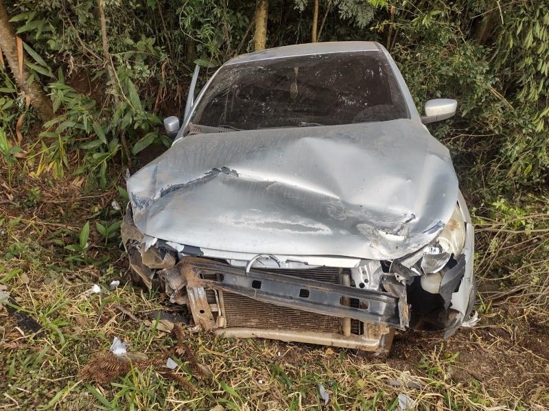 Motorista abandona carro com latas de cerveja após acidente na SC-150