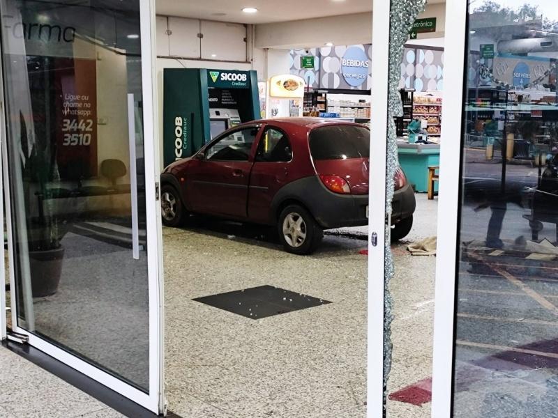 Motorista é preso após invadir supermercado com o carro